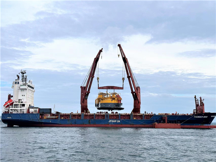 印尼拉維拉維項(xiàng)目32萬噸級單點(diǎn)系泊設(shè)備運(yùn)抵巴厘島巴板港口。張守剛攝