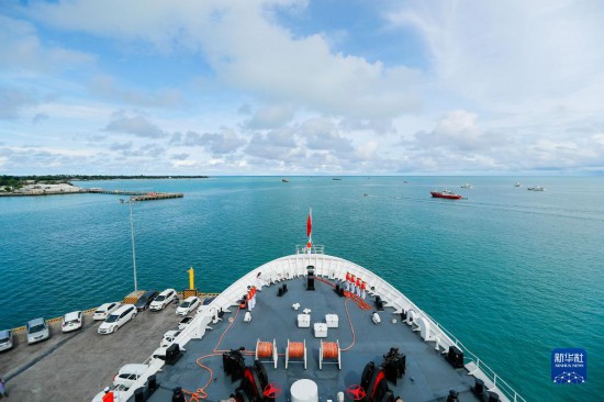 7月22日，中國(guó)海軍“和平方舟”號(hào)醫(yī)院船駛離基里巴斯首都塔拉瓦。當(dāng)?shù)貢r(shí)間22日上午10時(shí)，執(zhí)行“和諧使命-2023”任務(wù)的中國(guó)海軍“和平方舟”號(hào)醫(yī)院船圓滿結(jié)束對(duì)基里巴斯的首次訪問(wèn)，駛離基里巴斯首都塔拉瓦，前往本次任務(wù)的第二站湯加努庫(kù)阿洛法港。新華社發(fā)（黎宇 攝）
