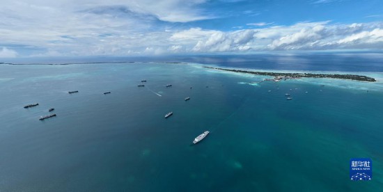 7月22日，中國(guó)海軍“和平方舟”號(hào)醫(yī)院船結(jié)束基里巴斯訪問(wèn)，駛離塔拉瓦港。新華社發(fā)（桂江波 攝）