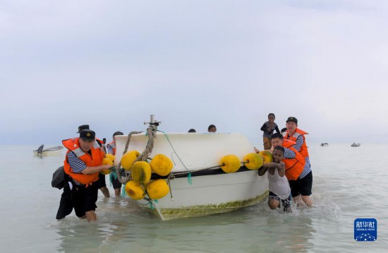 7月21日，中國(guó)海軍“和平方舟”號(hào)醫(yī)院船醫(yī)護(hù)人員涉水登島，前往基里巴斯一診療點(diǎn)。新華社記者 黎云 攝