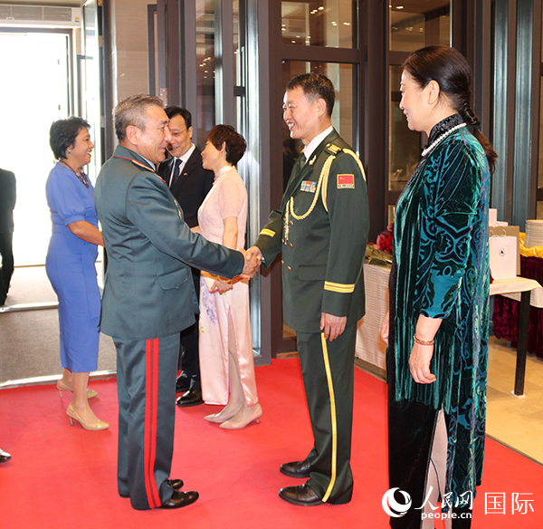 國防武官胡德君大校迎接賓客。人民網(wǎng)記者李強攝