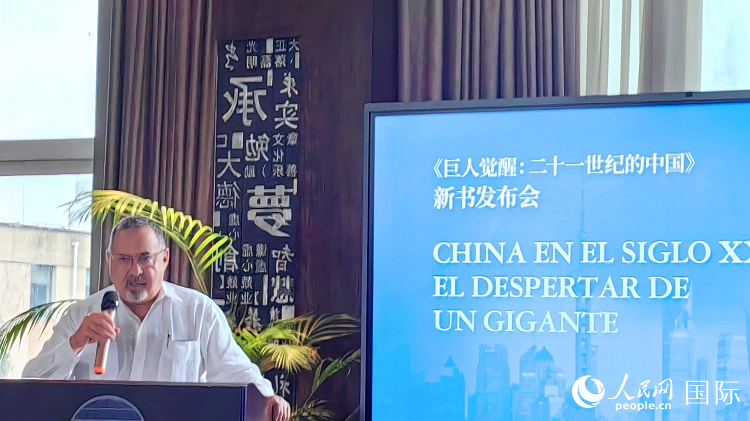 羅德里格斯博士現(xiàn)場(chǎng)介紹著作。吳志華攝