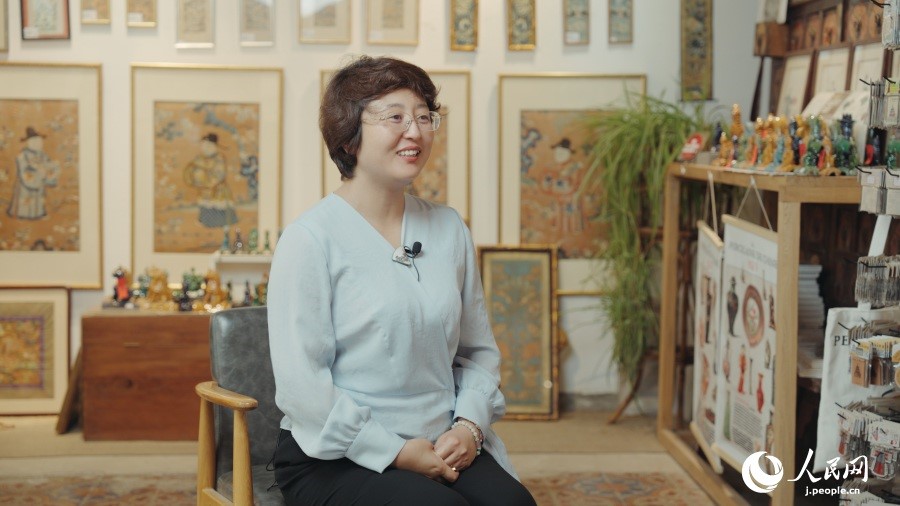 圖為瓷器修復(fù)藝術(shù)家王京。人民網(wǎng)記者 張若涵攝