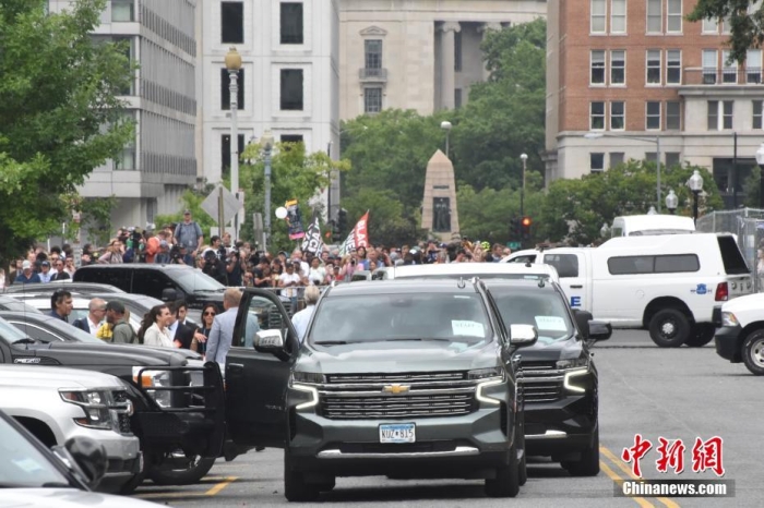 圖為特朗普出庭期間，其車隊(duì)和工作人員在聯(lián)邦法院外等待。<a target='_blank' href='/'><p  align=