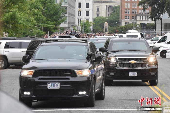 圖為結(jié)束出庭后，特朗普車隊(duì)駛離聯(lián)邦法院。<a target='_blank' href='/'><p  align=