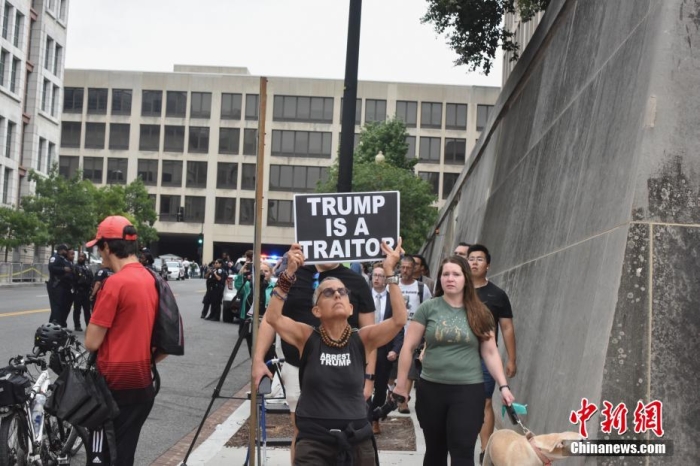 圖為聯(lián)邦法院附近的特朗普反對者。<a target='_blank' href='/'><p  align=