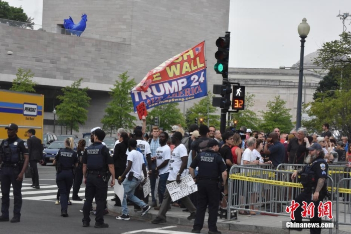 圖為眾多特朗普支持者和反對者聚集在聯(lián)邦法院周圍。<a target='_blank' href='/'><p  align=