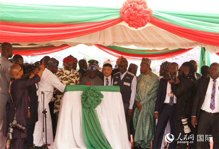 尼日利亞提努布為項目揭牌。人民網(wǎng)記者 姜宣攝