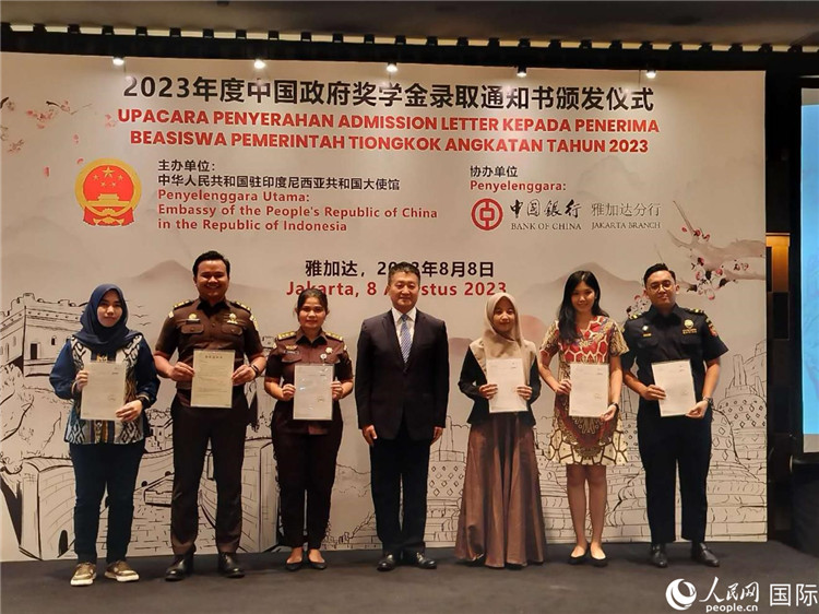 陸慷大使與獲得中國政府獎(jiǎng)學(xué)金的印尼學(xué)子合影。 人民網(wǎng)記者 李培松攝