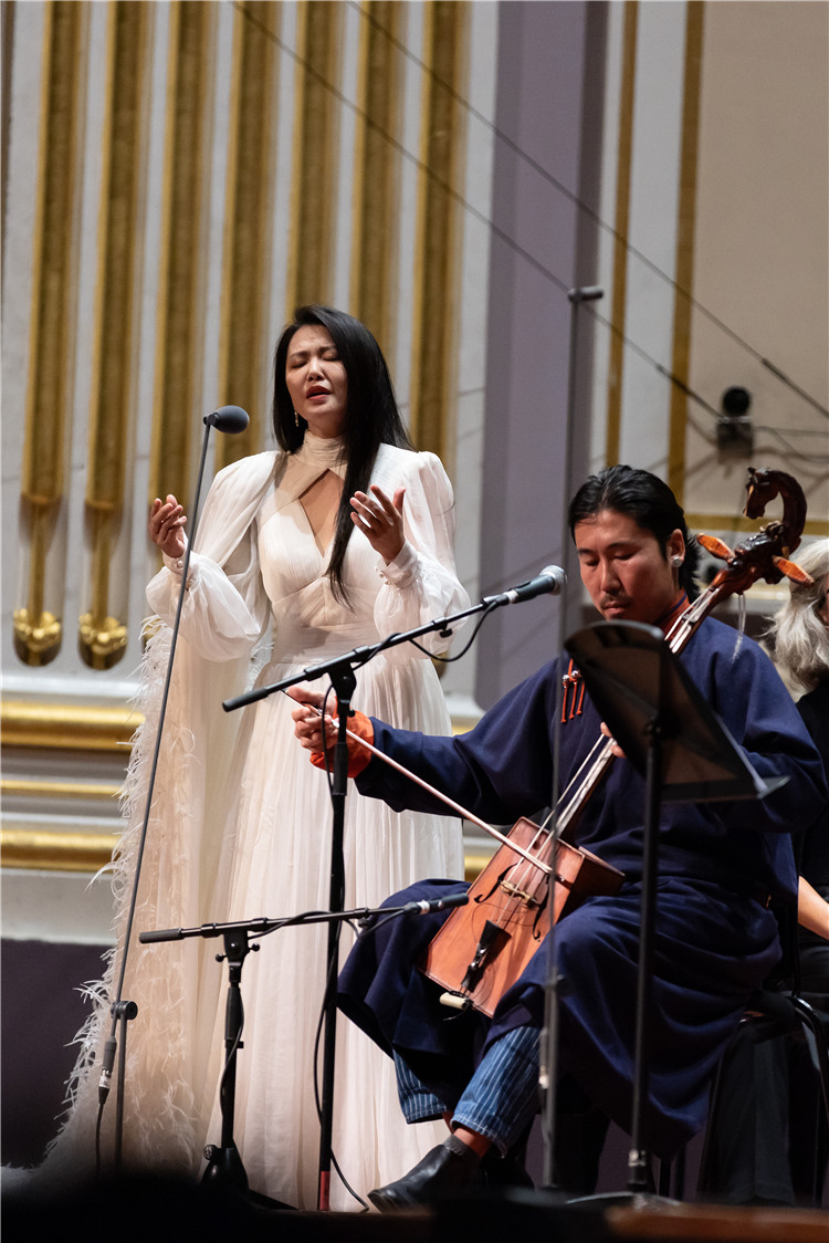 圖片說明： 8月5日，2023愛丁堡國際藝術(shù)節(jié)開幕式音樂會《慈悲頌》的演出現(xiàn)場。藝術(shù)節(jié)組委會供圖