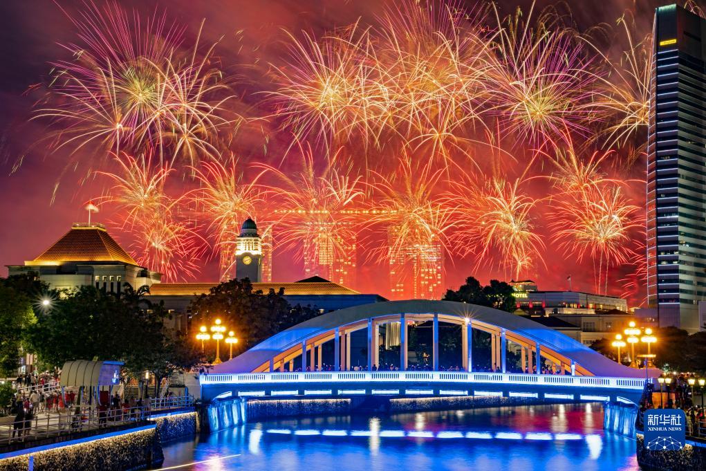 這是8月9日在新加坡國(guó)慶慶典上拍攝的煙花。