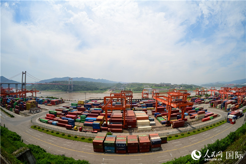 重慶果園港是我國內(nèi)河最大的鐵公水多式聯(lián)運(yùn)樞紐港，也是西部陸海新通道的重要支點(diǎn)。圖為果園港全貌。人民網(wǎng)記者 苑基榮攝