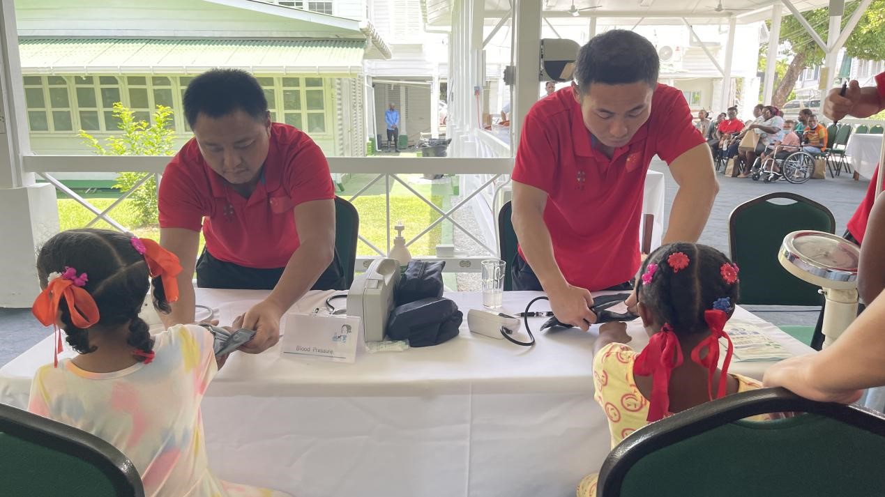 醫(yī)療隊員為福利院兒童進(jìn)行檢查。第18期援圭亞那醫(yī)療隊供圖