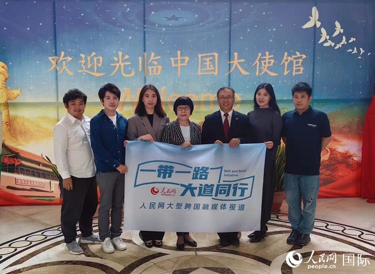 崔建春大使（右三）與人民網(wǎng)記者合影。