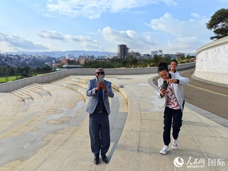 亞的斯亞貝巴友誼廣場的游客與人民網(wǎng)記者互動。人民網(wǎng)記者 陳星星攝