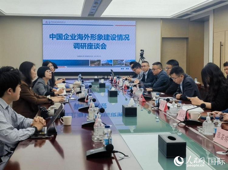 埃塞俄比亞中國商會企業(yè)代表與人民網(wǎng)記者座談。人民網(wǎng)記者 劉寧攝