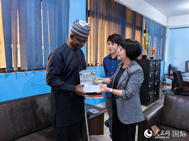 人民網(wǎng)監(jiān)事會主席唐維紅（右一）帶隊(duì)訪問尼日利亞通訊社，與該社總裁布克·龐勒（左一）交流。人民網(wǎng)記者 陳星星攝