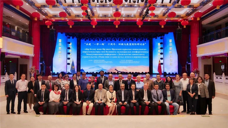 與會(huì)人員合影  中國駐阿拉木圖總領(lǐng)館供圖