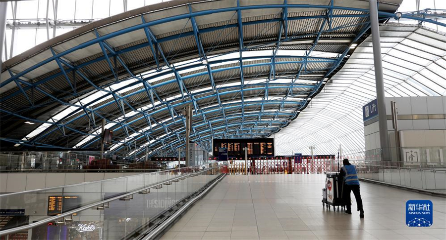 9月1日，一名工作人員在英國倫敦滑鐵盧火車站內(nèi)行走。因在收入、工作條件等方面與鐵路運營企業(yè)存在分歧，英國鐵路員工在9月1日、2日舉行罷工。由于鐵路服務大幅減少，人們出行面臨不便。新華社記者 李穎 攝