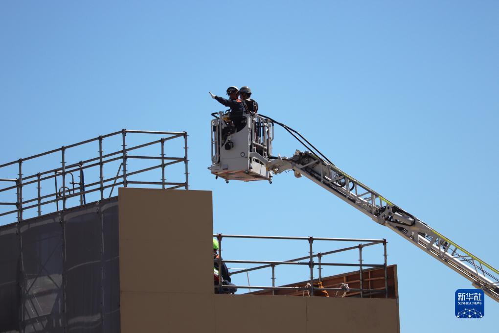 9月1日，在日本神奈川縣相模原市，消防員演練用消防云梯車救下被困高樓的民眾。9月1日是日本防災(zāi)日。當(dāng)天，日本中央政府及多個(gè)都縣市舉行了防災(zāi)演練，以提高大規(guī)模災(zāi)害發(fā)生時(shí)防災(zāi)機(jī)構(gòu)和市民迅速應(yīng)對(duì)的能力。新華社記者 楊光 攝