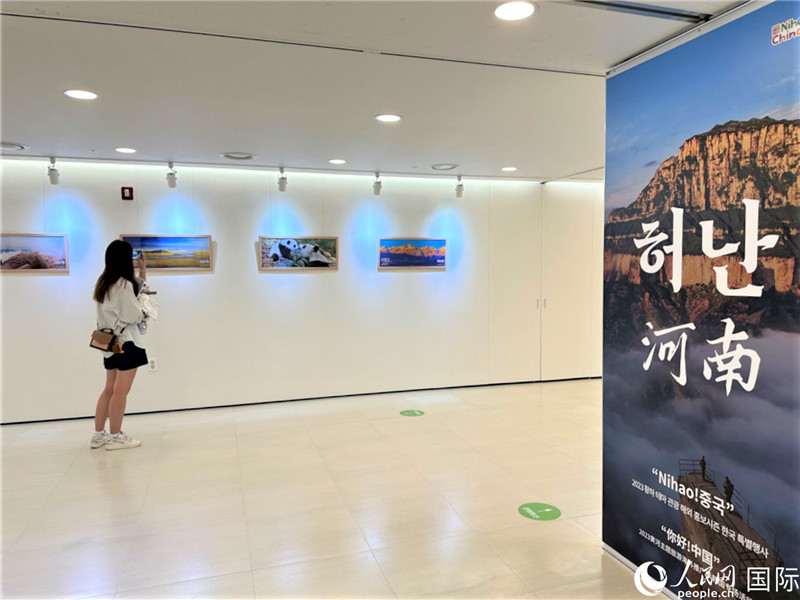 2.民眾參觀“看九曲黃河 聽華夏故事”主題展。人民網(wǎng)記者 馬菲攝