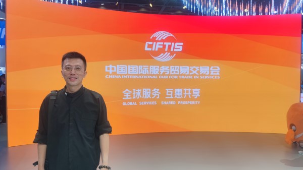 9月2日，梁家僖在國家會議中心拍照留念。受訪者供圖