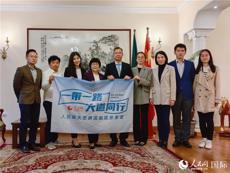 胡長(zhǎng)春大使、駐非盟使團(tuán)工作人員與人民網(wǎng)記者合影。