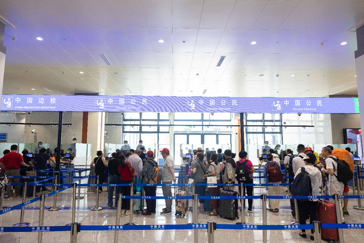 乘坐中老鐵路國(guó)際旅客列車(chē)的旅客在磨憨邊檢大廳排隊(duì)候檢。黃遠(yuǎn)飛 攝