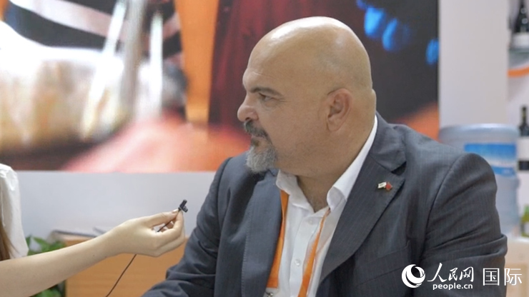 塞浦路斯首席經濟商務參贊歐陽路接受記者采訪。人民網 王禹蘅攝