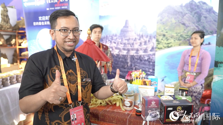 印度尼西亞駐華大使館社會和文化社會文化處一等秘書杜德明（左一）人民網 王禹蘅攝