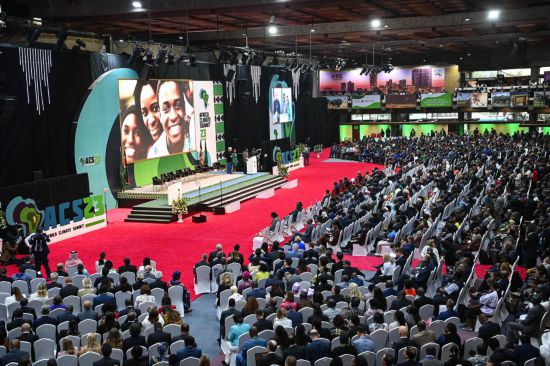 9月4日，在肯尼亞內(nèi)羅畢，與會代表參加首屆非洲氣候峰會開幕式。新華社記者 韓旭 攝