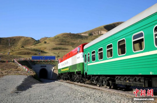 2016年8月24日，塔吉克斯坦“瓦赫達特-亞灣”鐵路通車。這是絲綢之路經(jīng)濟帶框架下首個開工并建成的鐵路項目，具標志性意義。圖為火車進入由中鐵十九局集團有限公司承建的隧道。文龍杰 攝