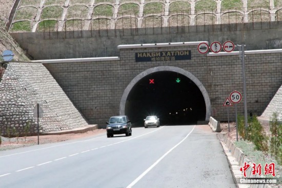 連接塔吉克斯坦南北的重要隧道之一哈特隆隧道由中國路橋承建，是塔國南北公路交通的重要干線道路，對促進塔吉克斯坦南北交流和國民經(jīng)濟發(fā)展具有重要意義。田冰攝