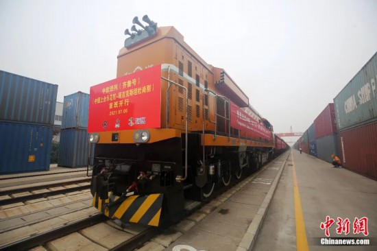 2021年7月5日，中國—上海合作組織地方經(jīng)貿(mào)合作示范區(qū)（簡稱“上合示范區(qū)”）前往塔吉克斯坦首都杜尚別的首班中歐班列（齊魯號）“上合快線”發(fā)出，從上合示范區(qū)青島多式聯(lián)運中心啟程，為中國及日本、韓國等周邊國家和地區(qū)與塔吉克斯坦經(jīng)貿(mào)往來提供了全新的物流解決方案。胡耀杰 攝