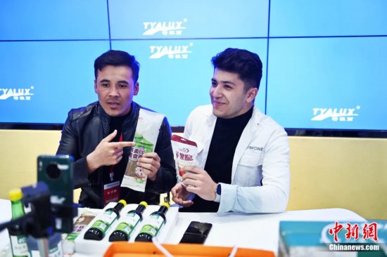 2023年3月，甘肅省慶陽市環(huán)縣電商創(chuàng)業(yè)孵化基地內(nèi)，來自蘭州文理學院的塔吉克斯坦留學生正在協(xié)助主播直播帶貨當?shù)剞r(nóng)特產(chǎn)品。李亞龍 攝