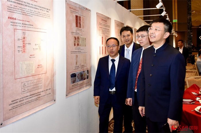 中國(guó)駐菲律賓大使館臨時(shí)代辦周志勇參觀“跨山越海兩地情”菲律賓主題僑批展。人民網(wǎng)記者 樊帆攝