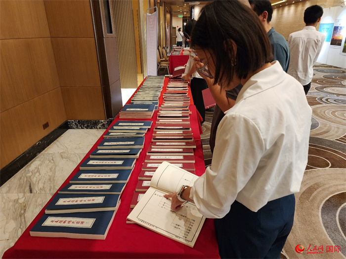 現(xiàn)場(chǎng)嘉賓參觀“根脈尋蹤”泉州百個(gè)家族移民菲律賓族譜展。人民網(wǎng)記者 樊帆攝