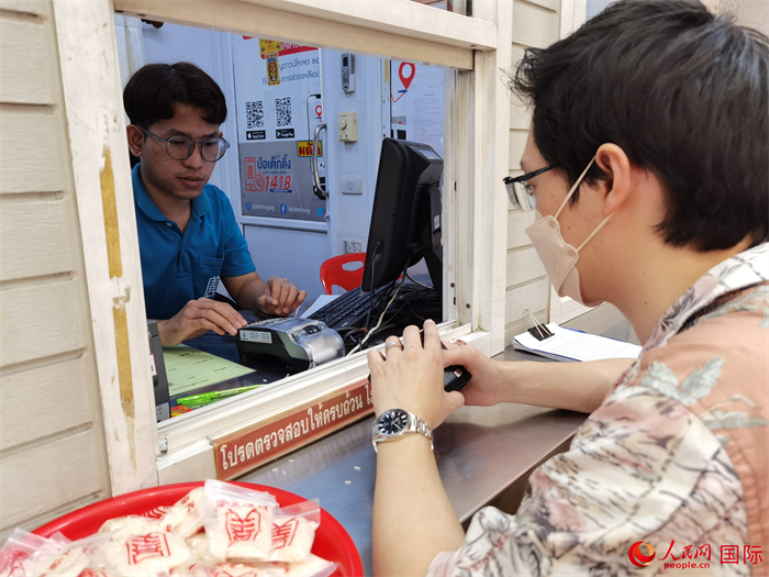 市民在活動(dòng)現(xiàn)場(chǎng)捐贈(zèng)善款。人民網(wǎng)記者 白元琪攝