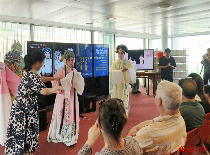 戲迷在昆曲雅集及教學(xué)工作坊活動現(xiàn)場體驗(yàn)昆曲藝術(shù)。人民網(wǎng)記者 尚凱元攝