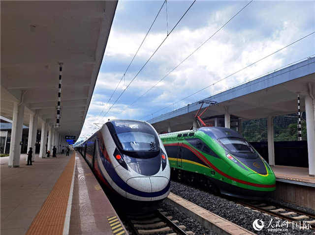 “復興號”和“瀾滄號”國際旅客列車停靠在老撾磨丁站。人民網 杜明明攝