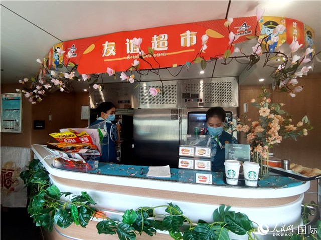 中老鐵路國際旅客列車里的“友誼超市”。人民網 杜明明攝