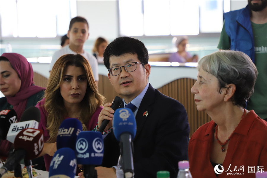 李健在捐贈活動上致辭。人民網(wǎng)記者 王傳寶攝