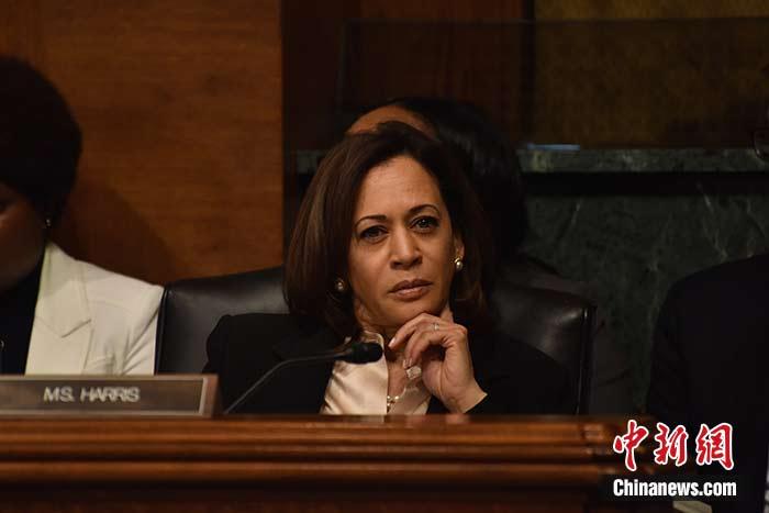 當(dāng)?shù)貢r(shí)間8月11日，美國(guó)前副總統(tǒng)、已經(jīng)鎖定民主黨總統(tǒng)候選人提名的拜登選定聯(lián)邦參議員卡瑪拉·哈里斯為其競(jìng)選搭檔、民主黨副總統(tǒng)候選人。哈里斯成為美國(guó)歷史上首位被提名為副總統(tǒng)候選人的非裔女性。圖為哈里斯此前出席國(guó)會(huì)聽(tīng)證會(huì)(資料圖)。<a target='_blank' href='/'><p  align=