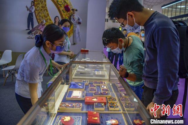 資料圖：民眾選購金飾品。駱云飛 攝