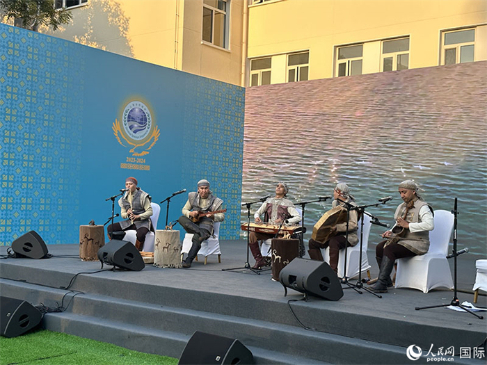 哈薩克斯坦著名音樂組合“圖蘭”樂隊演奏民族音樂。人民網(wǎng) 阿爾達克攝
