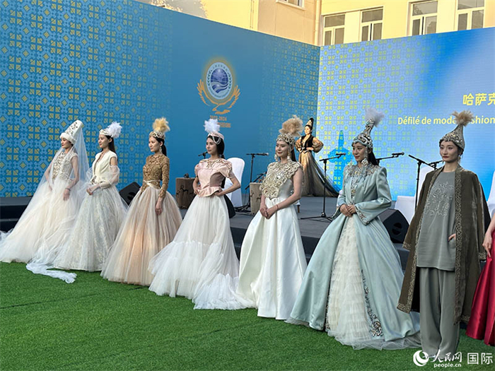 哈薩克斯坦獨立設計師品牌“Ai-zer”帶來了民族服裝時裝秀。人民網(wǎng) 阿爾達克攝