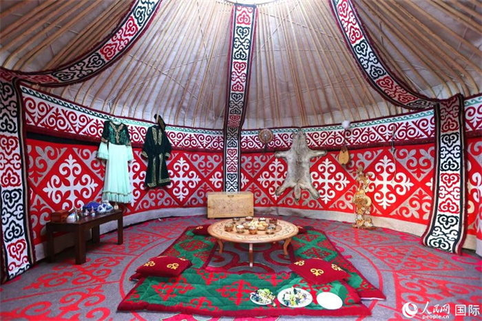 活動現(xiàn)場展示了哈薩克斯坦的氈房。人民網(wǎng)記者 楊倩攝
