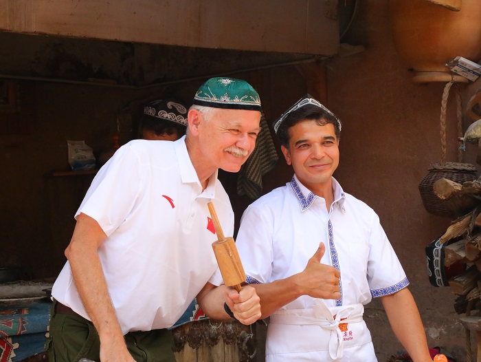 潘維廉和維吾爾族創(chuàng)業(yè)青年合影。主辦方供圖