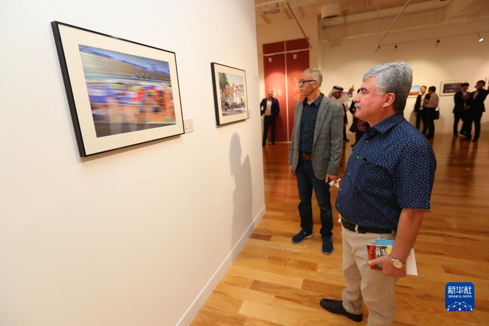 9月18日，人們?cè)诳ㄋ柖喙⒂^“你好，北京”攝影展。新華社記者隋先凱攝