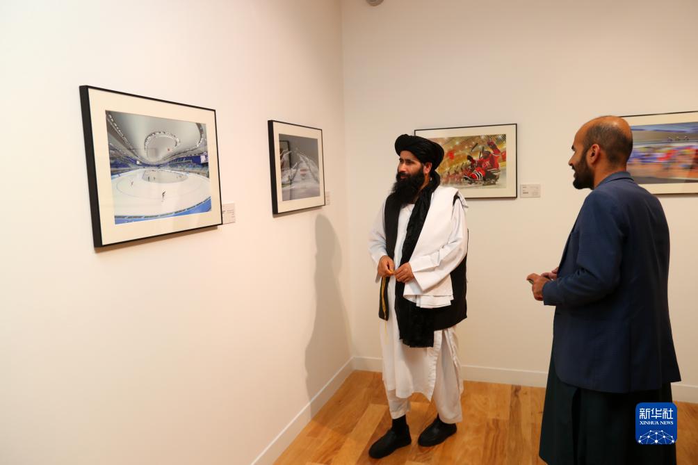 9月18日，人們?cè)诳ㄋ柖喙⒂^“你好，北京”攝影展。新華社記者隋先凱攝